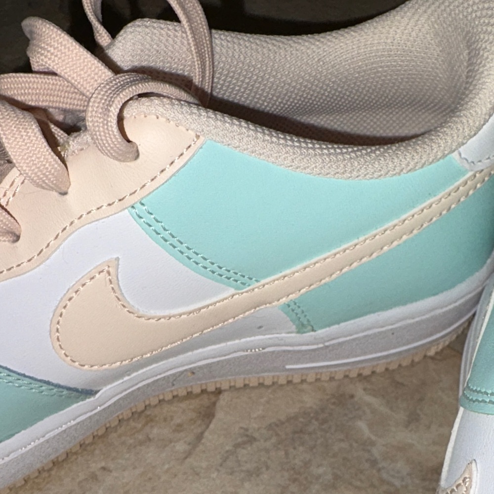 Nike Emerald Guava Ice Nike Boys size 6.5 Sneakers - Picture 15 of 16